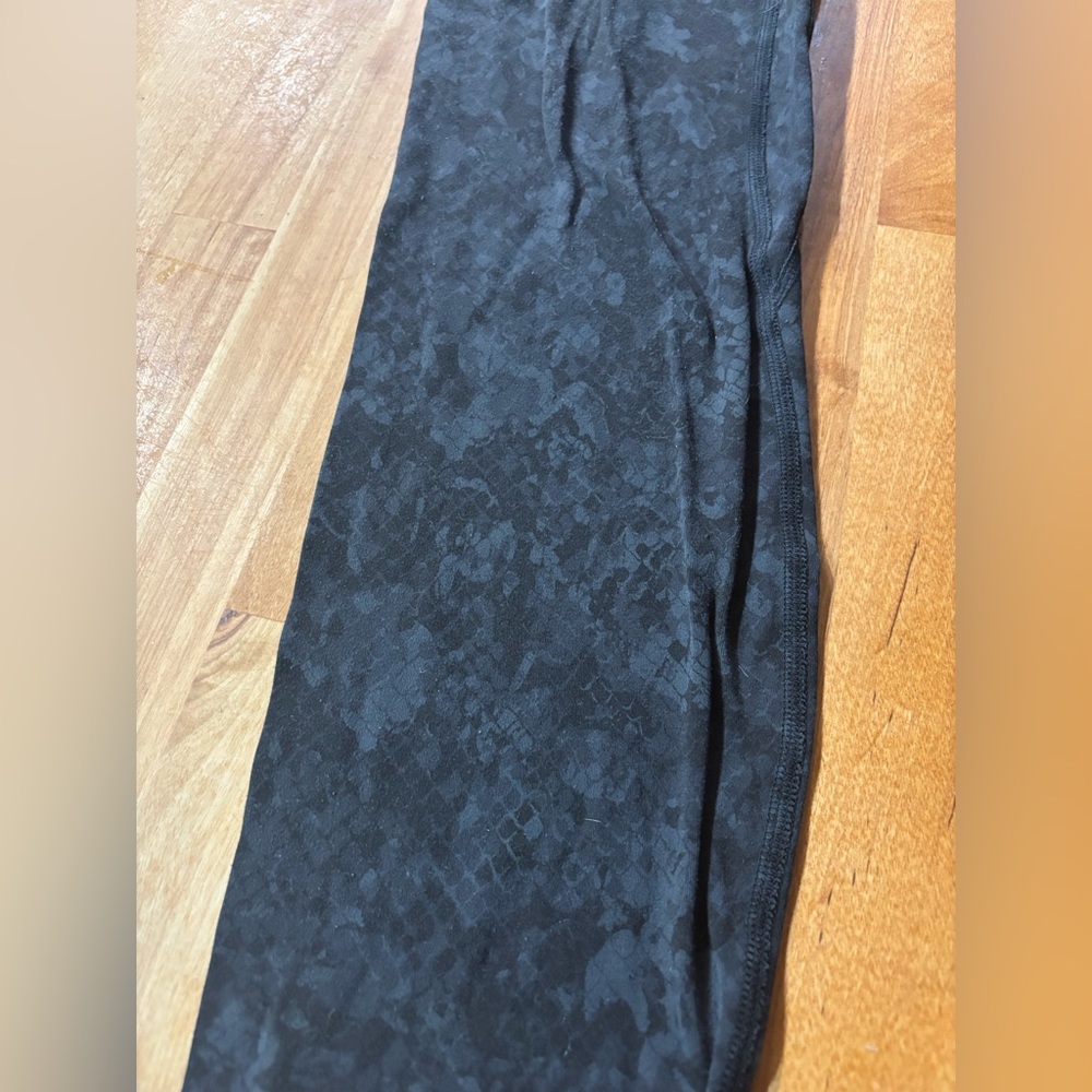 lululemon athletica Black Tonal Pattern Leggings - size 8 (28 inch) - Picture 3 of 4